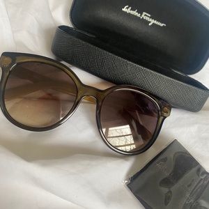 New Ferragamo green and tan round sunglasses